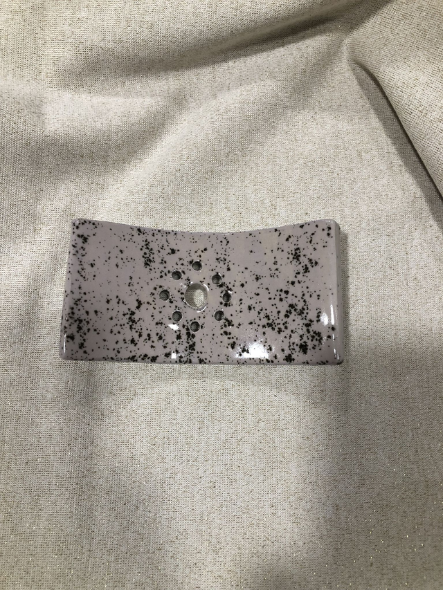 porte savon "bascule" rose petits points noirs