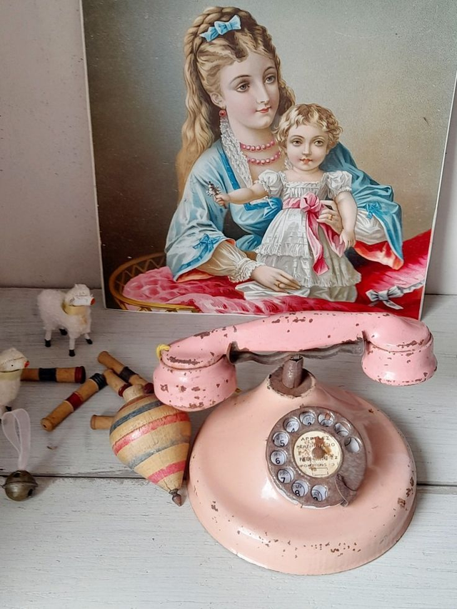 Téléphone jouet ancien en tôle peinte