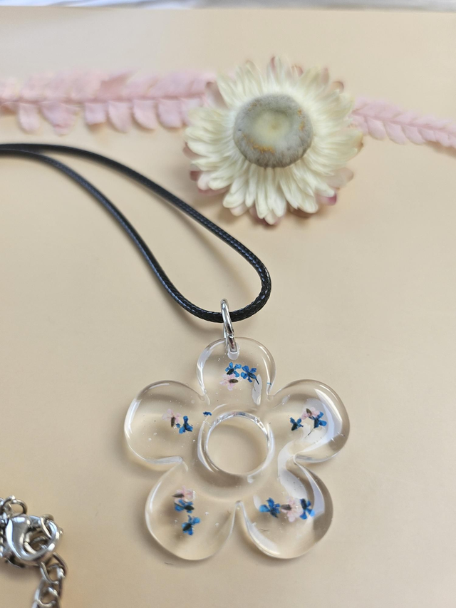 Pendentif en résine - Fleurs bleues et roses