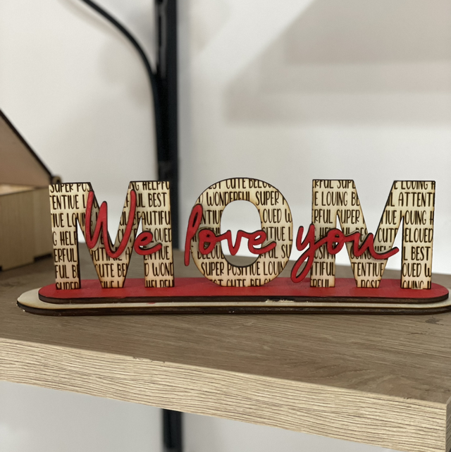 Mom in legno da appoggio con scritta rossa