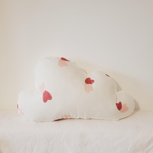 Coussin nuage "coeurs"