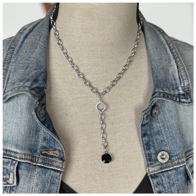 Collier maille épaisse , breloque strass noir