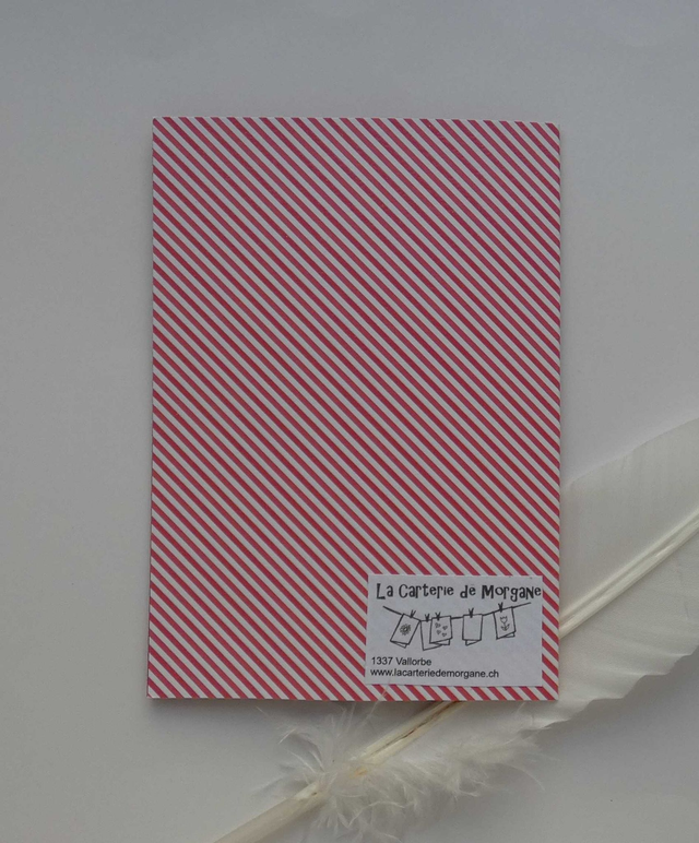 La fillette chantant devant le sapin