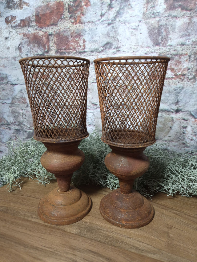 Roest windlicht op voet