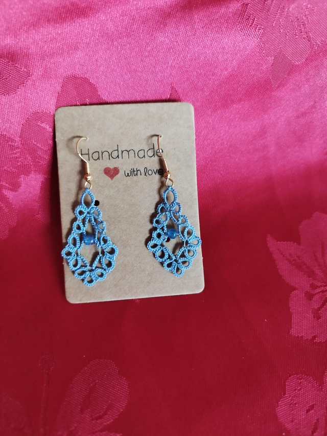Boucles d'oreilles pendantes bleu avec perle bleu clair. Frivolité 