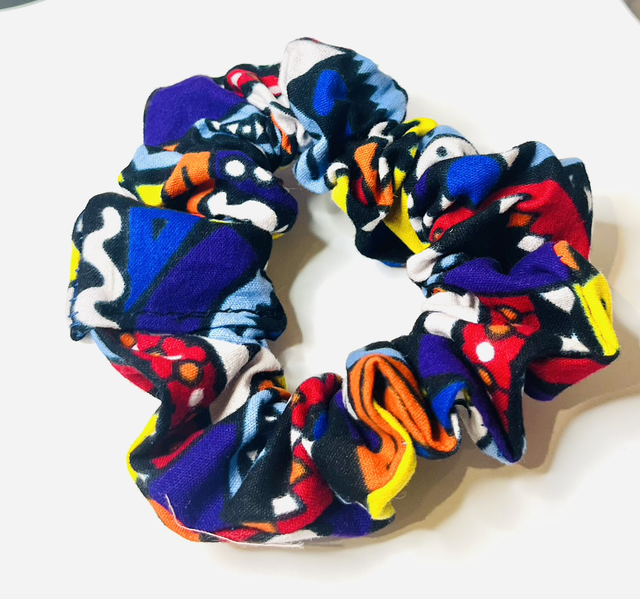 “Art Vibe” Scrunchie – Handgemaakte Afro-Chic Haaraccessoire met Kleurrijk Abstract Design 