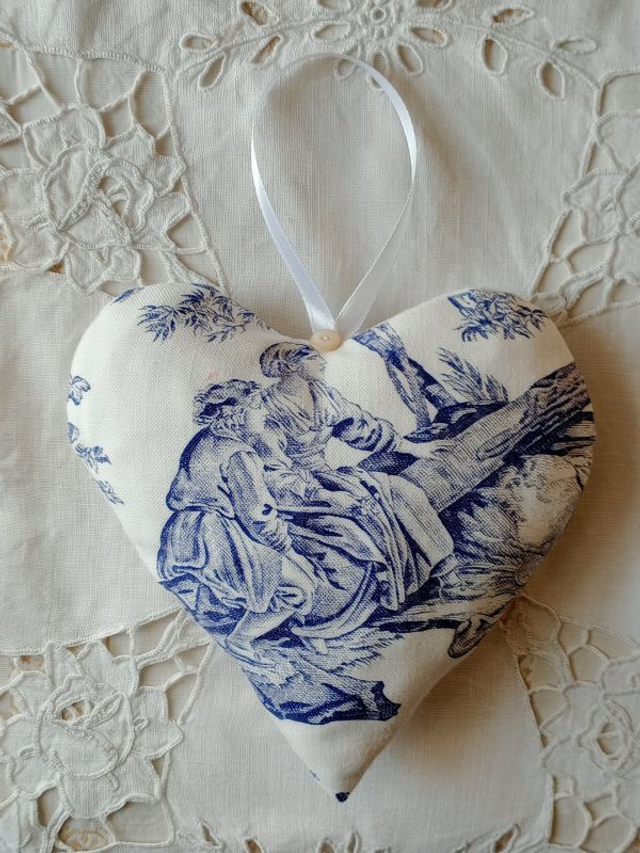coussin de porte cœur à suspendre toile de Jouy linge ancien