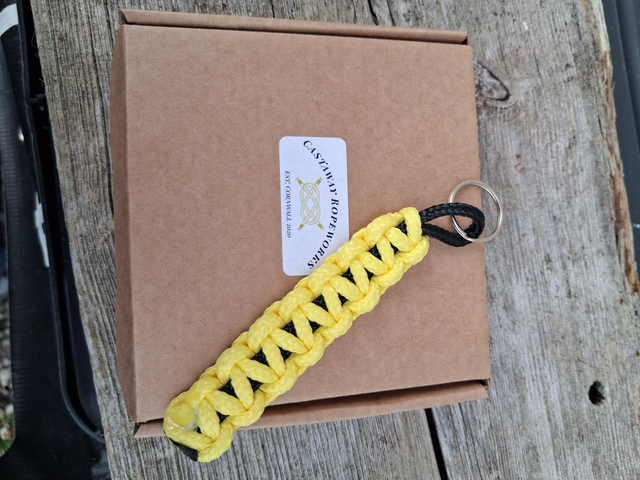Key ring boxed yellow and black