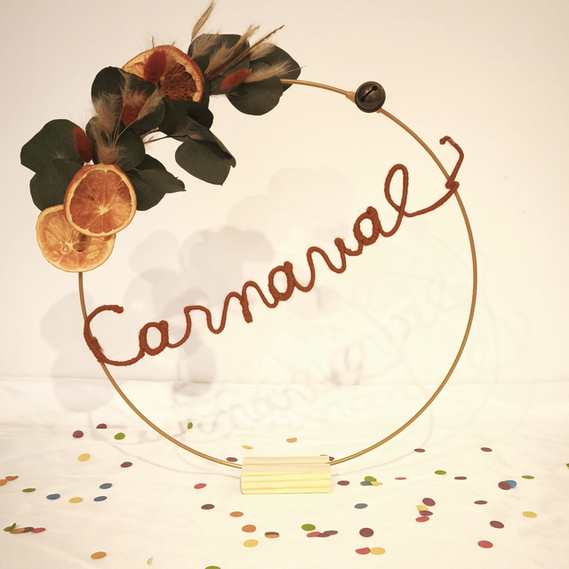 Décoration florale Carnaval – Couronne 30 cm oranges séchées, feuillage &amp; inscription Carnaval