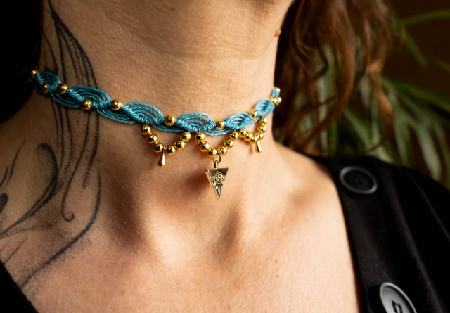 Ras de cou en micro-macramé turquoise et pendentif Oeil de protection doré 