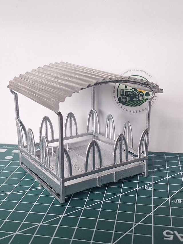 Ratelier / mangeoire à foin 1:32 en resine et toit en aluminium 