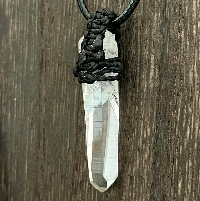 Pendentif en macramé et Quartz du glacier de Sarennes, Oisans (38, France)