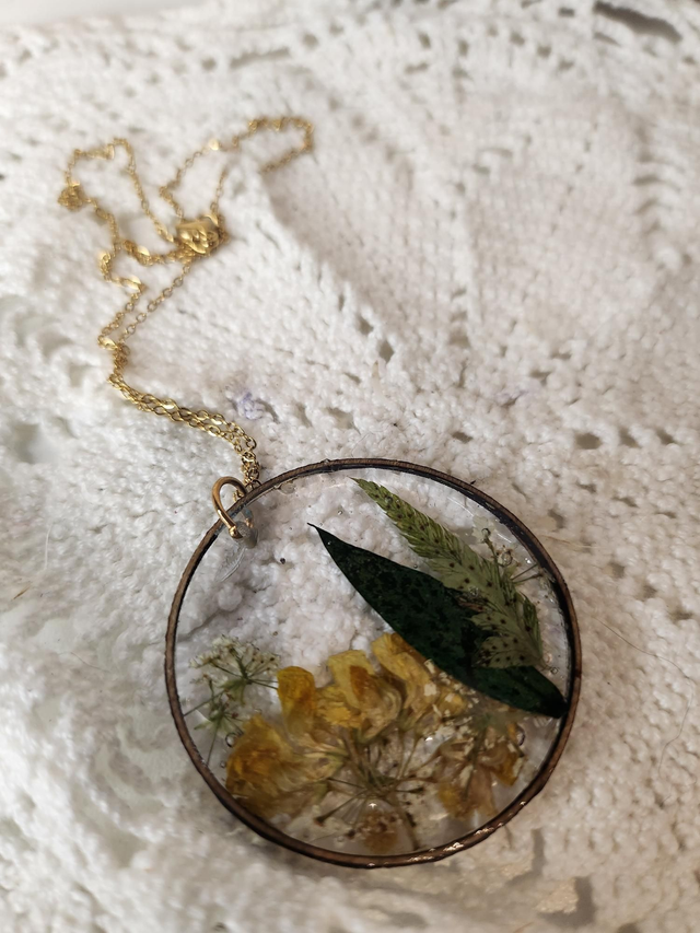 Pendentif rond fleurs séchées jaunes et vertes