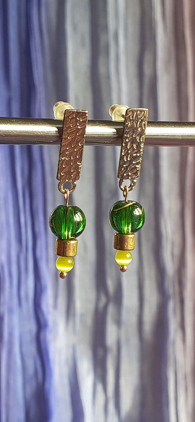 Kaikaha Boucles d'oreilles pendantes dorées, perle verte irisée de dorures