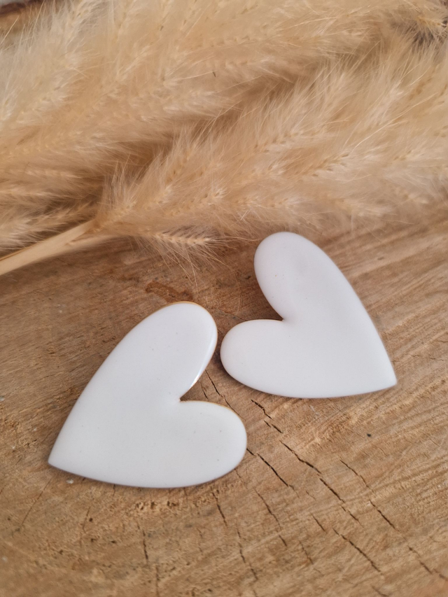 Boucles d'oreilles puces "Gros cœurs" - Modèle blanc