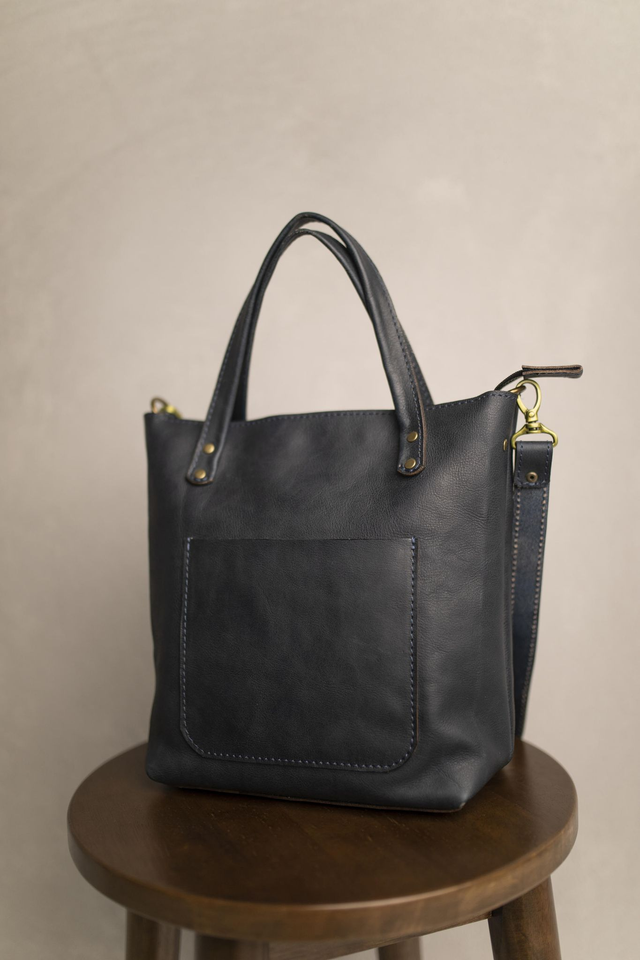 Mėlyna miesto rankinė