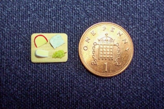 Cheeseboard (1/24th scale)