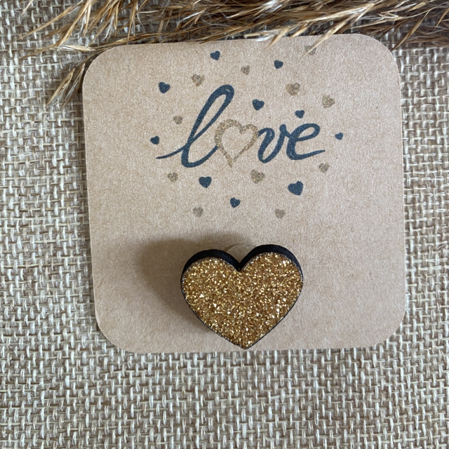 Badge ou pin's en bois vinyle doré - Modèle cœur