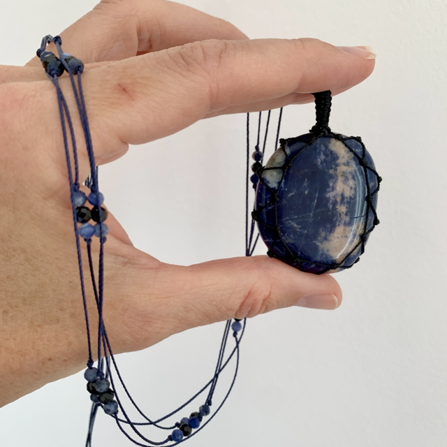 Sautoir, Sodalite naturelle, micro-macramé 