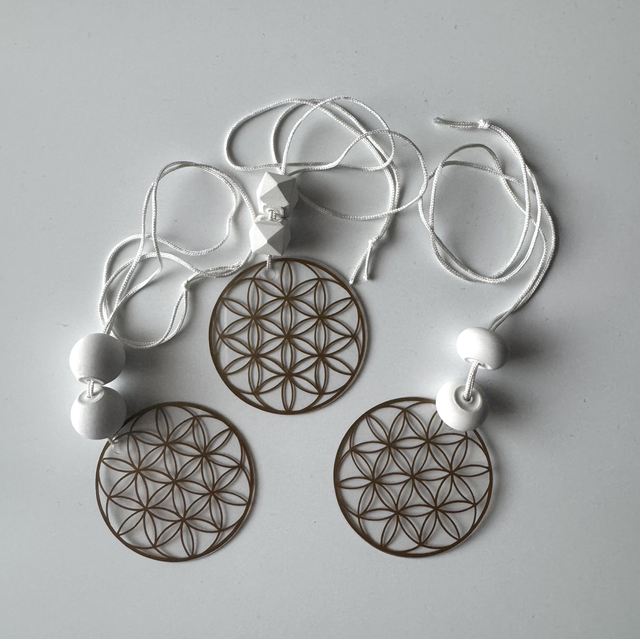 Autodiffusor/Rückspiegelanhänger Blume des Lebens – handgemachter Duftanhänger mit Gipsperlen