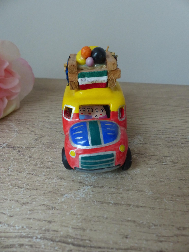 Petit bus équatorien en platre - Véhicule Folklorique peint main - Souvenir artisanal coloré avec passagers et marchandises, cadeau déco