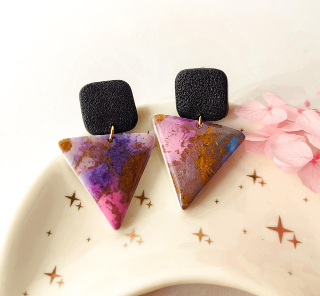 Pendientes triangulares de arcilla polimérica 