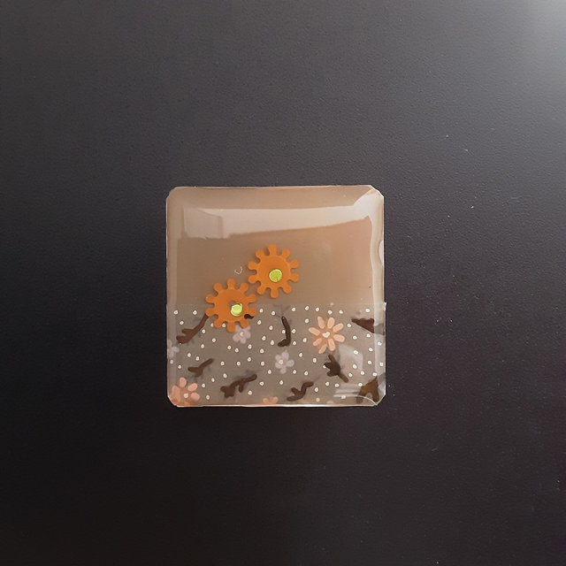 Broche petit carré collection floral fond chamois avec décor floral et fleurs oranges