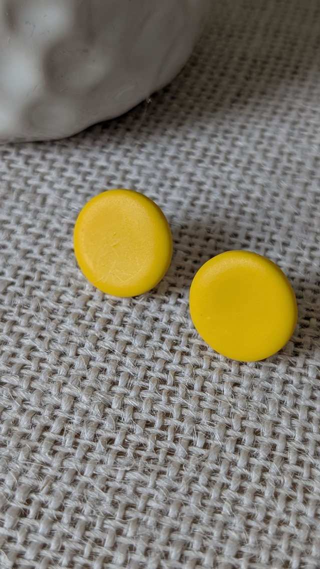 Boucles d&#039;oreilles jaunes en pâte polymère