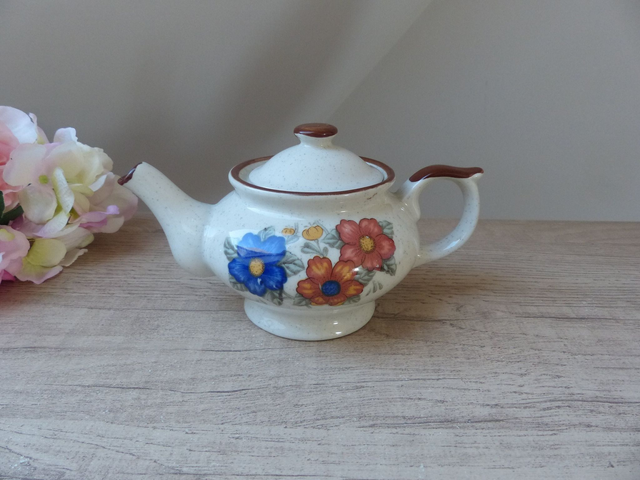 Petite théière ou cafetière décor fleurs bleues et orange en grès véritable années 1970 Décoration Vintage Bohème Cuisine Salon