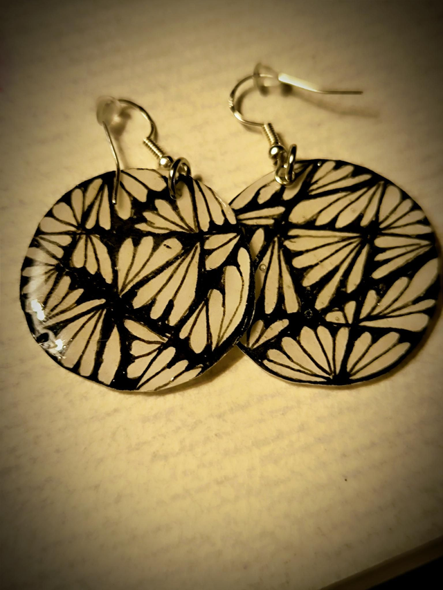 Boucles d'oreilles en résine avec motifs zentangle.

