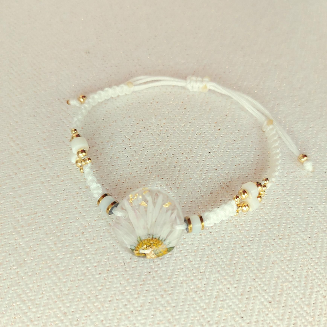 Bracelet "Mixity Little Daisy" micro macramé blanc perlé & fleur de Pâquerette résiné