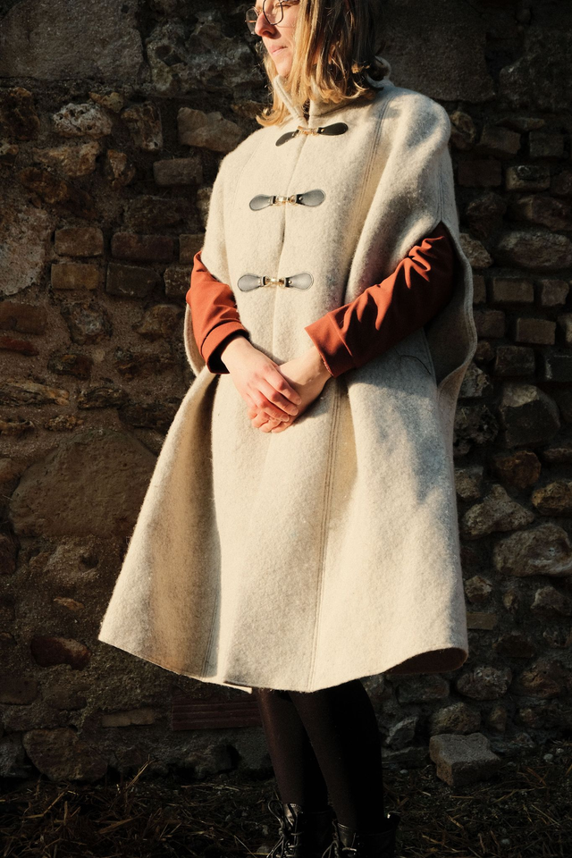 Cape longue en feutre – Élégance &amp; Authenticité