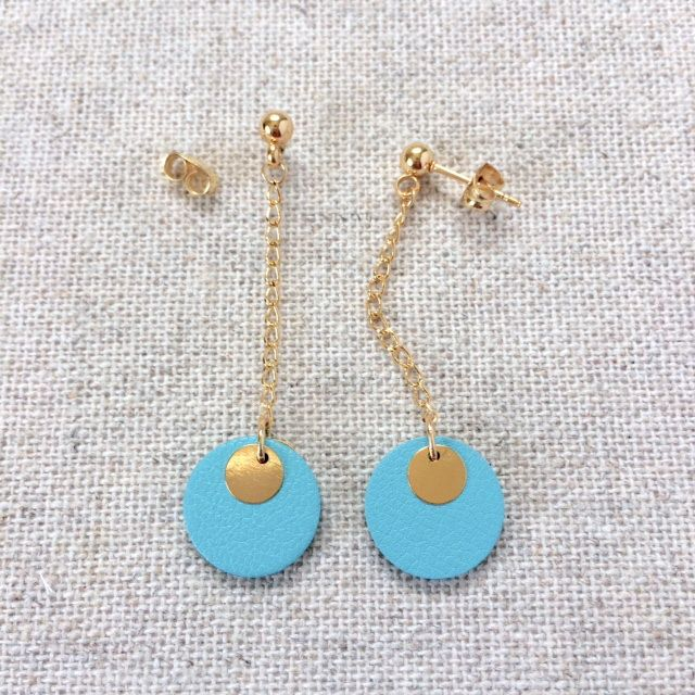 Boucles d’oreilles « Cantabile » dorées, cuir turquoise clair