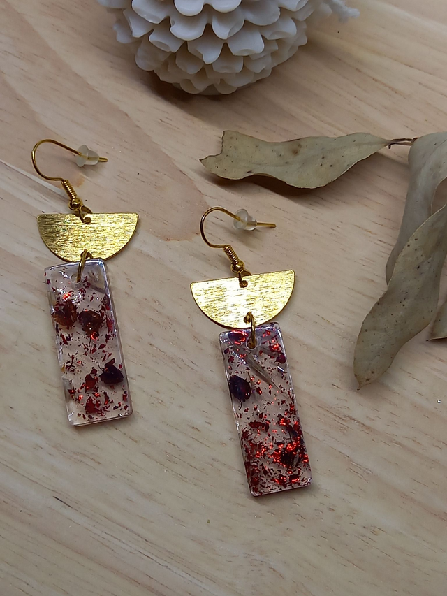 Boucles d&#039;oreilles Résine - rectangle résine avec paillettes rouge / graines et demi disque métal