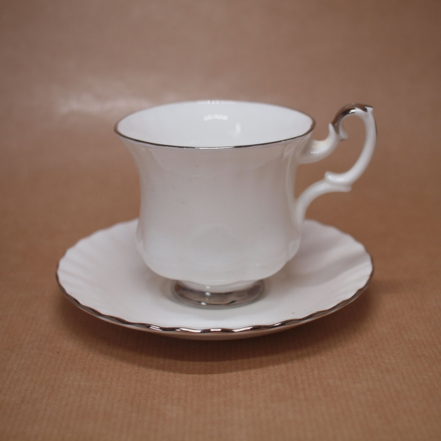 Royal Albert | Kop en Schotel van Bone China porselein in witte kleur met chique zilver randje uit &#039;Chantilly&#039; serie | Vintage