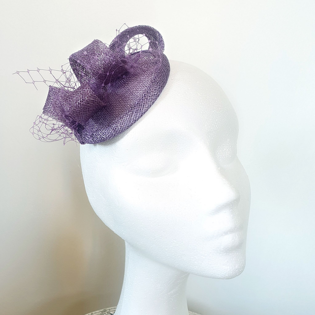 Tocado sinamay pequeño con velo Lila