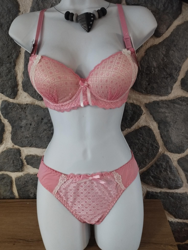 Ensemble rose  avec armatures et  rembourrage important