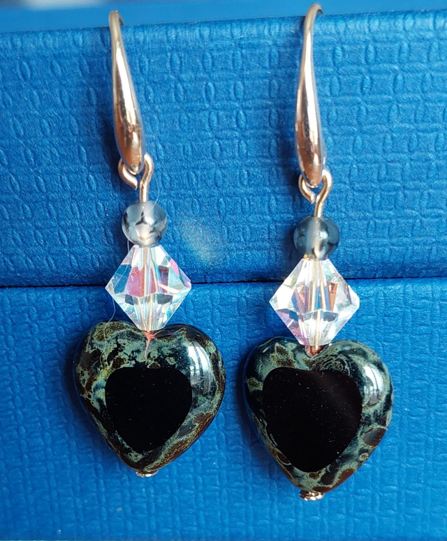 Boucles d&#039;oreilles cœurs verts, toupies swarovski