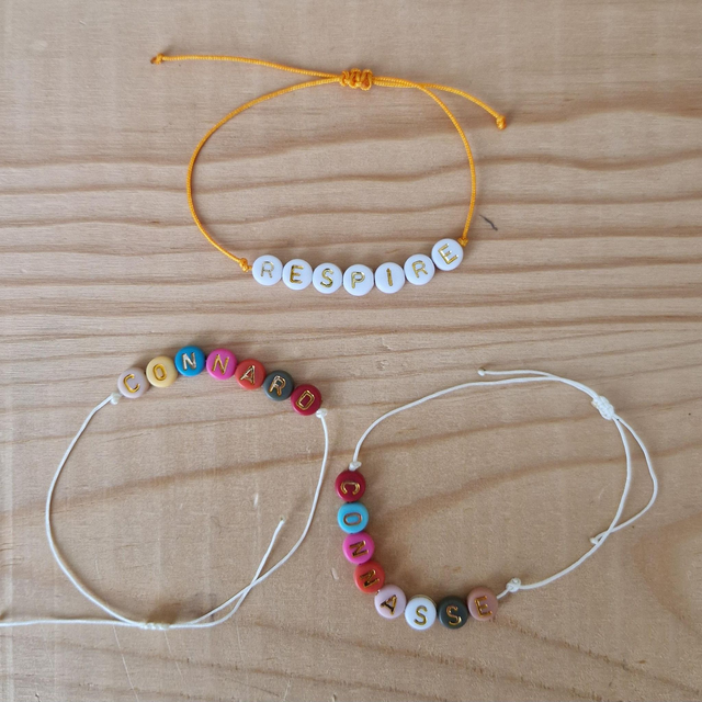 Bracelet "Respire", "Connasse" ou "Connard"
