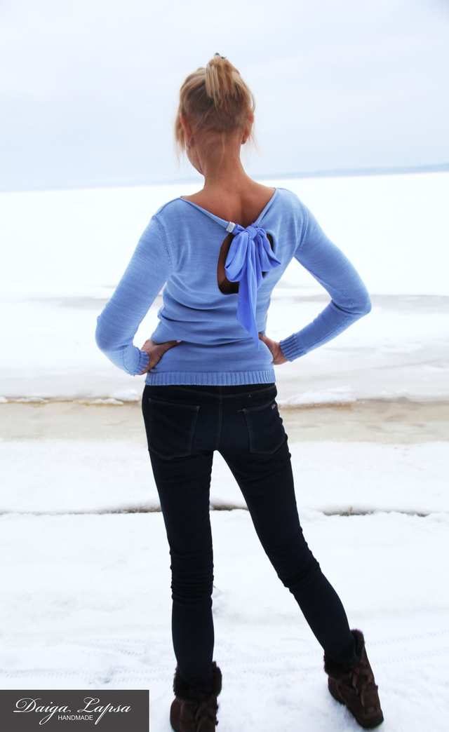 Sweater with silk bow on back