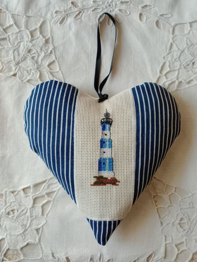 coussin de porte coeur à suspendre "le phare" point de croix (1)