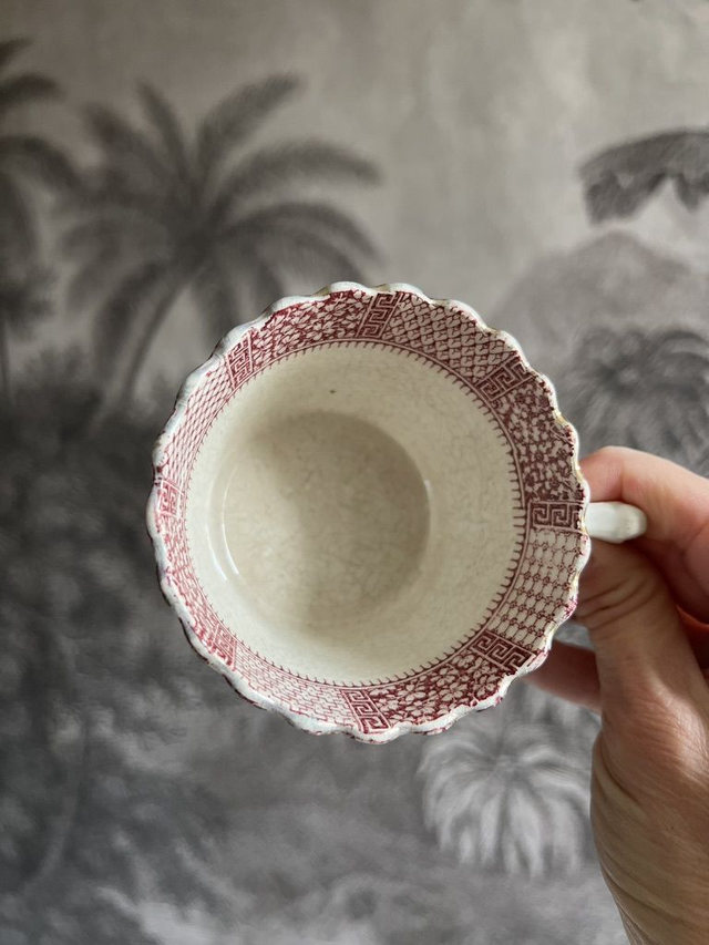 DENTELLE - Grande Tasse à café framboise & sa sous-tasse de la manufacture Royale de Lunéville - Terre de Fer