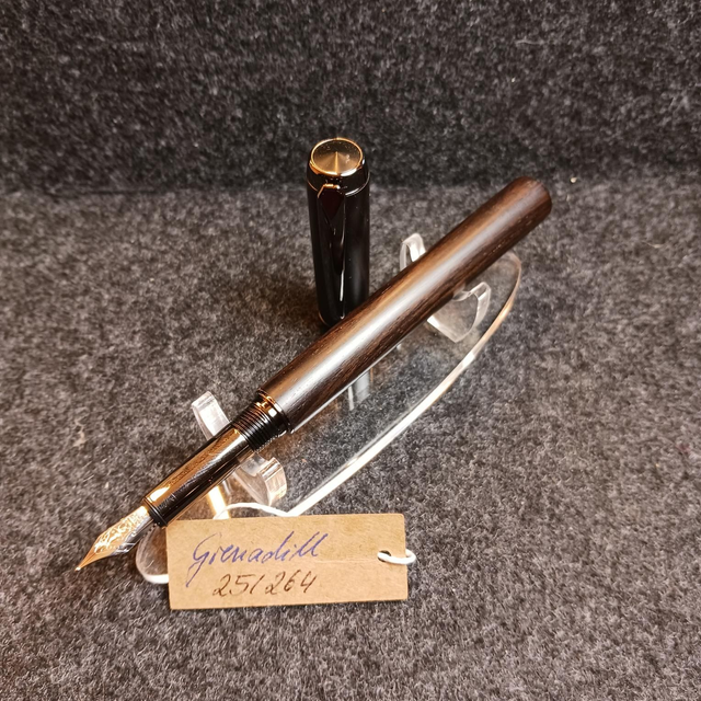 25/264 Füllfederhalter aus Grenadill