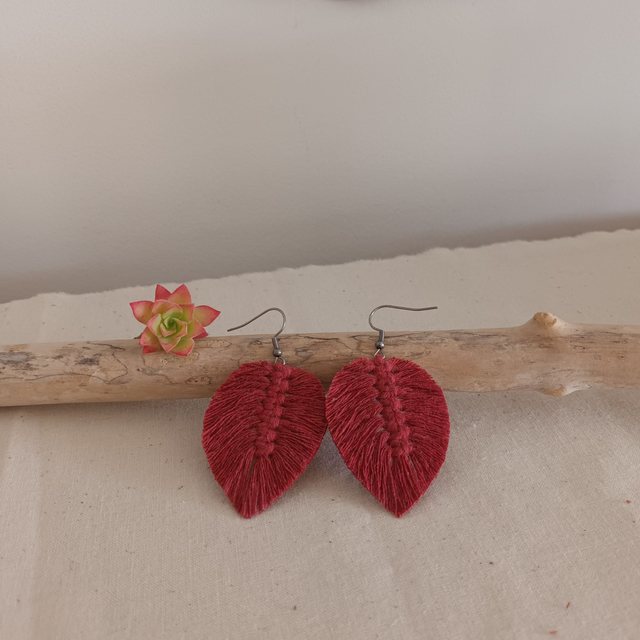 Boucle d'oreille feuille macramé argentée