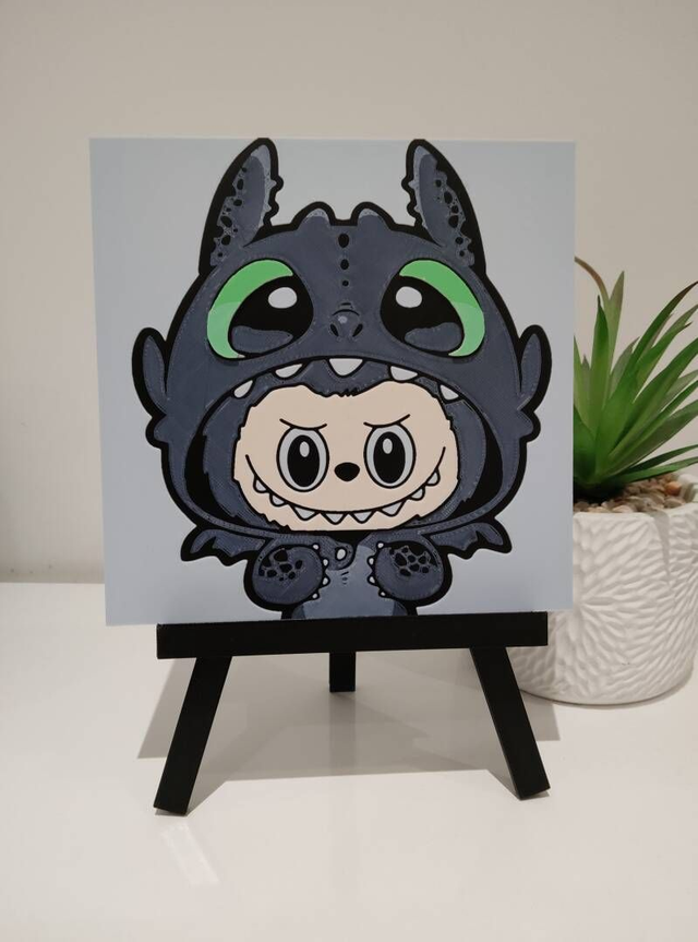 Labubu en costume Krokmou
