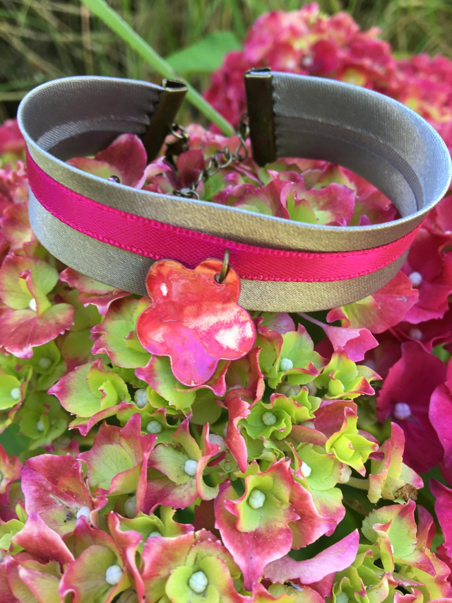 Manchette en satin gris et ruban rose fushia, laiton bronze, réglable 