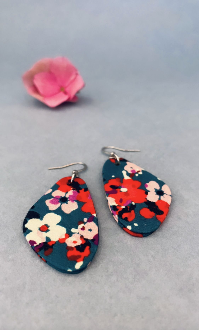 Boucles d'oreilles carton et tissu imprimé, triangulaires, collection collection "anémones", fond bleu et motifs fleuris rose, rouge, blanc.  