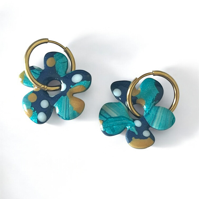 Grandes fleurs bleues, dorées 