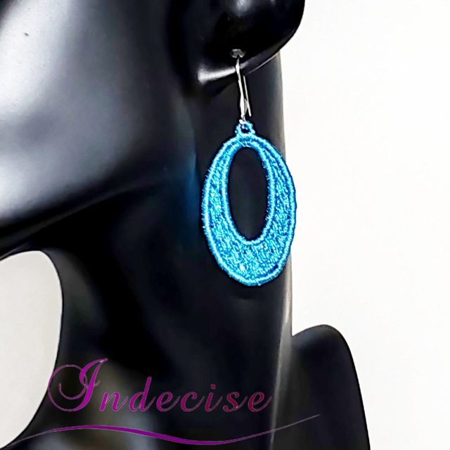 Boucles d'oreilles bleu métal, broderie en machine - Créations issues de l'artisanat français par Indecise