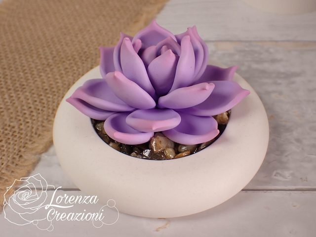 Pianta grassa viola, succulenta, artigianale modellata a mano in argilla polimerica (fimo). Made in Italy
